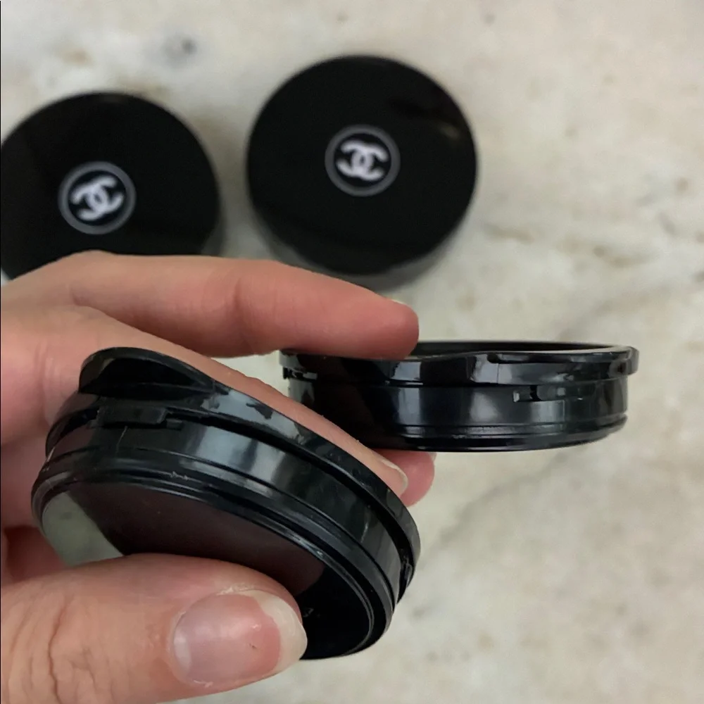 2 empty Chanel refillable compacts - Picture 9 of 16